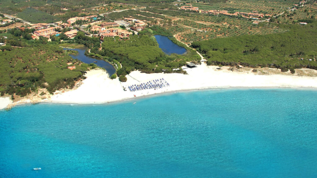 cala-ginepro-hotel-resort-spiaggia-1-1